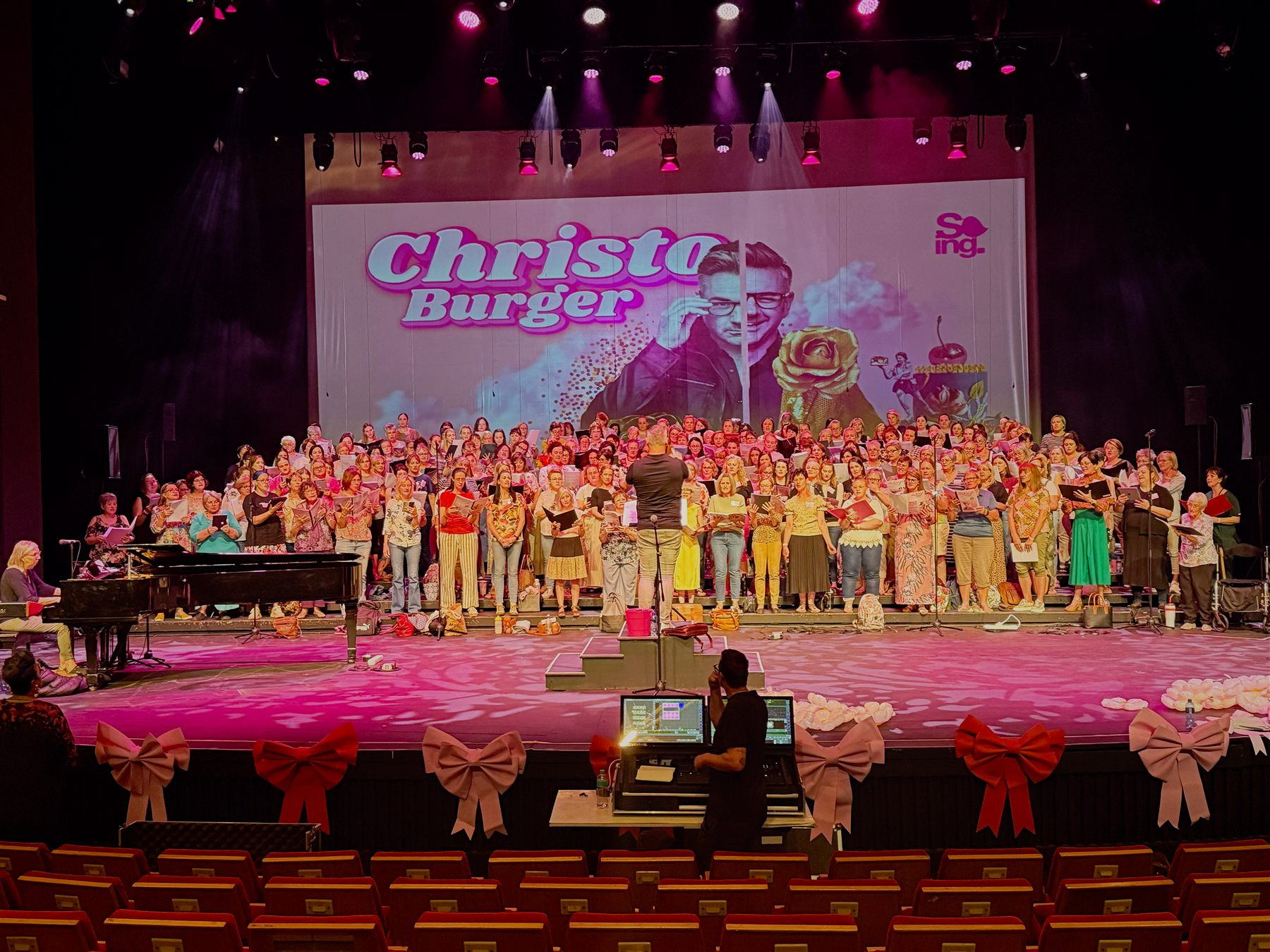 Sing Sussa Sing — stage configuration